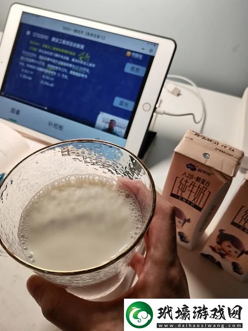 幽默有趣小洞餓了要喝牛奶